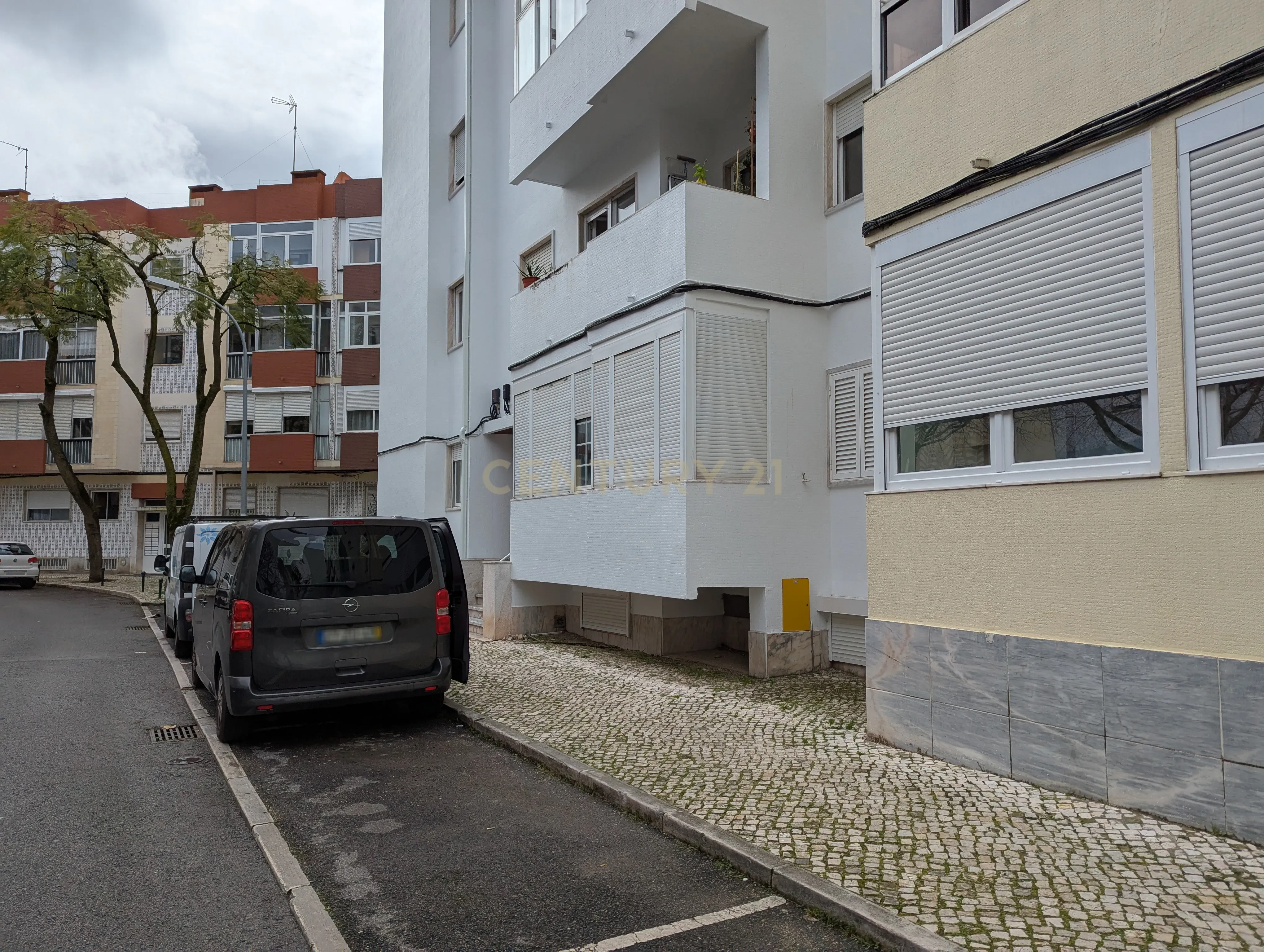 Atelier em Linda-a-Velha com grande potencial de rentabilização - Image 9